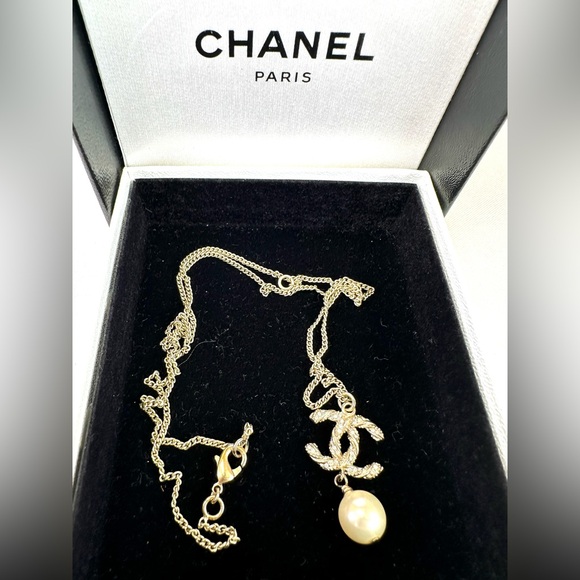 Chanel Gold and Pearl Pendant Necklace - Picture 4 of 12